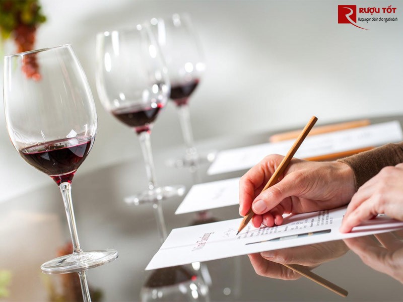 Nếm thử rượu vang chuẩn sommelier