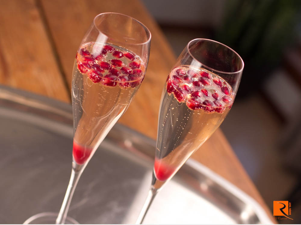 Rượu sâm banh lựu Pomegranate Champagne Cocktail