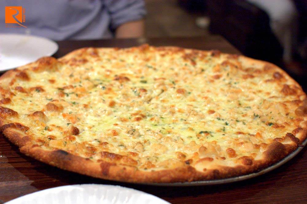 Ghép rượu với Pizza Ý.