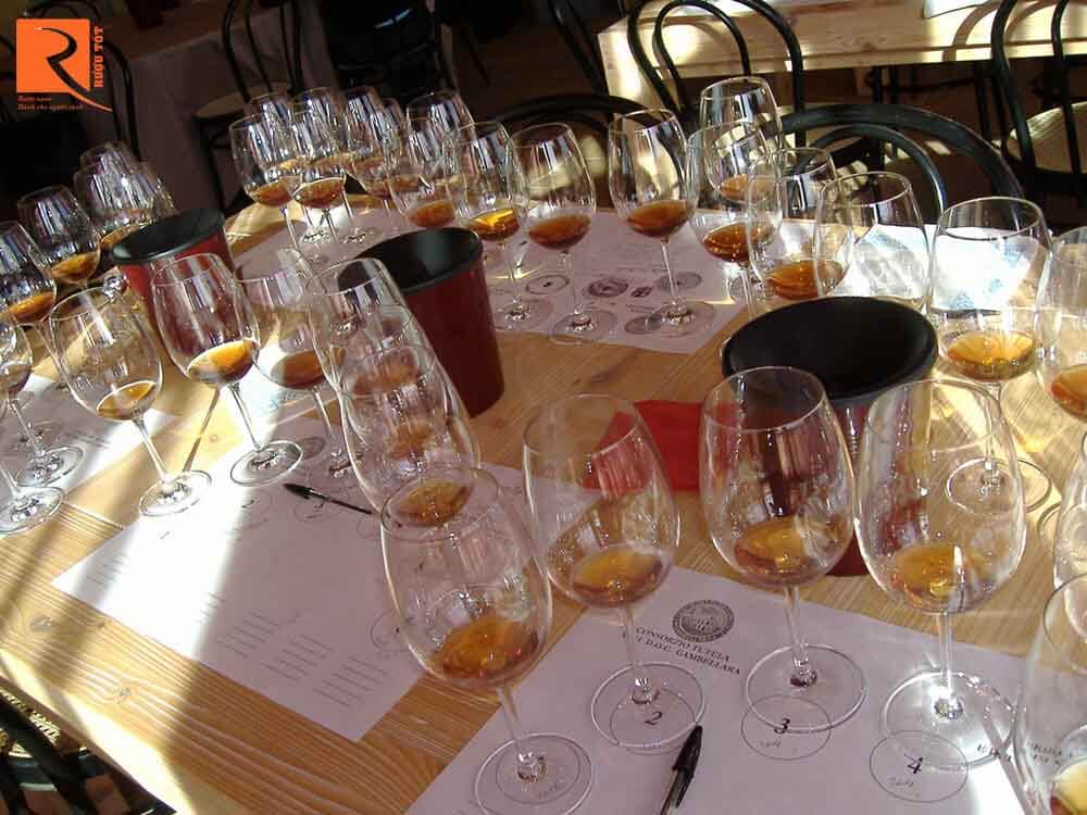 Có nhiều vùng ở Ý sản xuất Vin Santo bằng cách sử dụng nho bản địa độc đáo của riêng họ.